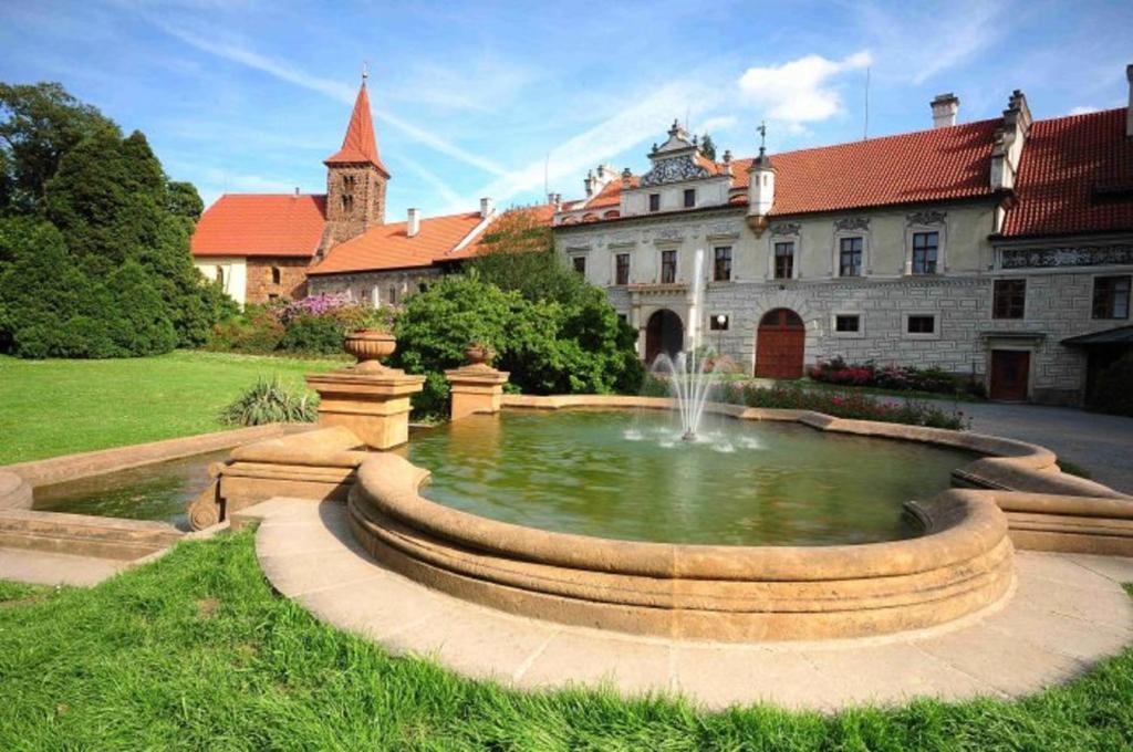 Hotel Floret Prŭhonice Exterior foto